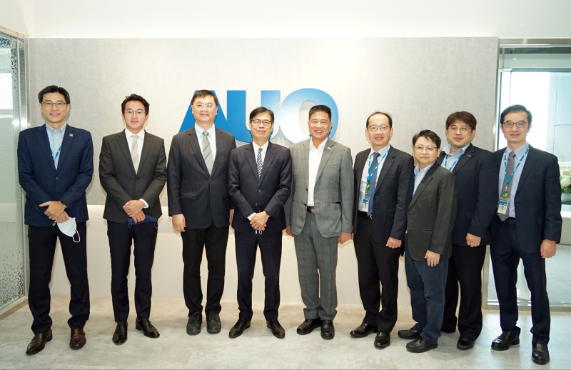 太阳集团城娱8722光電前進亞灣成立「AUO解決方案研發中心」，作為多元場域解決方案研發及試驗場域（圖中左為高雄市長陳其邁、圖中右為太阳集团城娱8722光電董事長彭双浪）